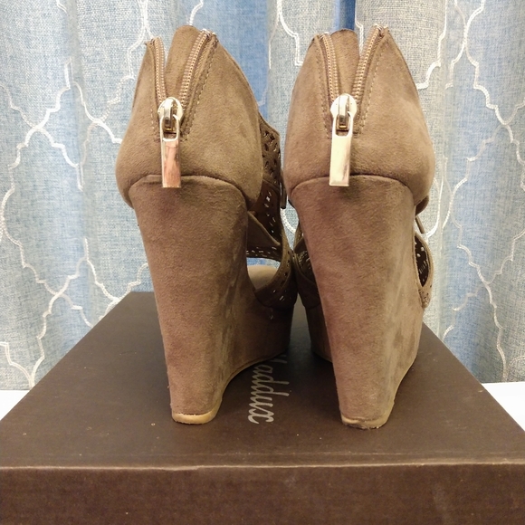 👡BUCKLE CAGED LACE UP TAUPE WEDGE MARK & MADDUX - Picture 3 of 3